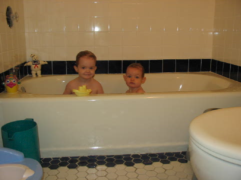 2004_12_17 Girls in bathtub together.jpg